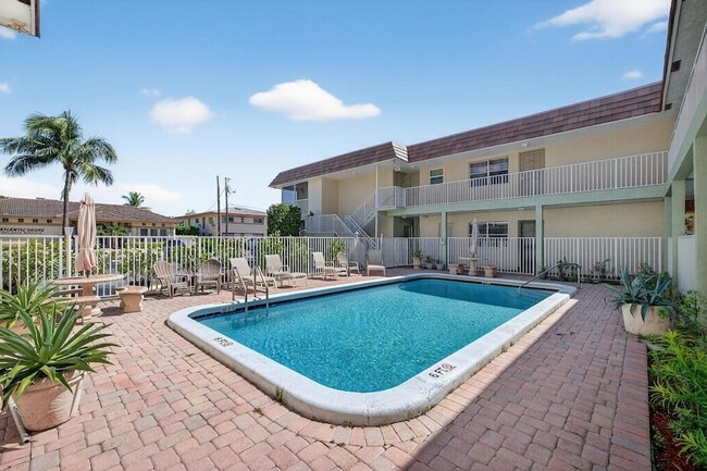 Building Photo - 1450 N Riverside Dr