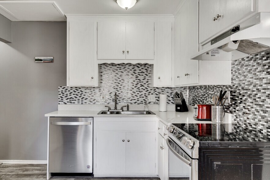 Kitchen - 5314 Hiawatha Ln