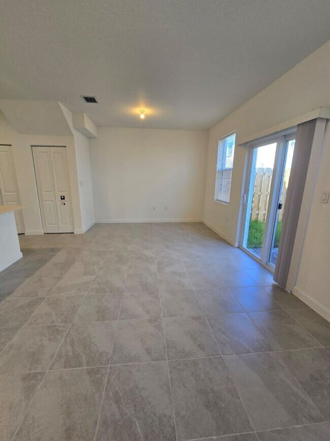 Building Photo - Brand New 3 Bed / 3 Bath Town home Modern Living Florida City FL 33034