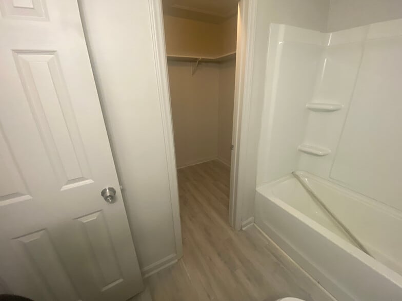 Building Photo - Room in Duplex on Beck St