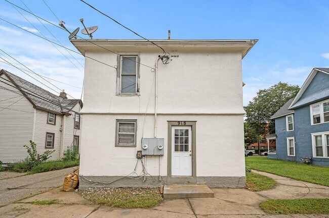 Building Photo - Cute 2BR 1 Bath Apartment Available 8/15