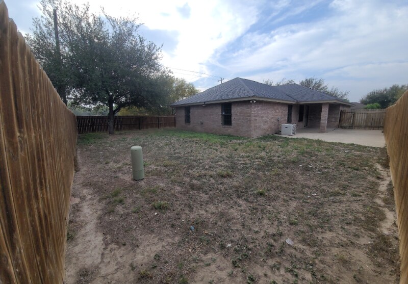 Building Photo - 1900 Lark Ave