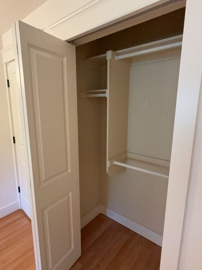 Building Photo - Location! Location! 2bd 1 ba Condo mere bl...