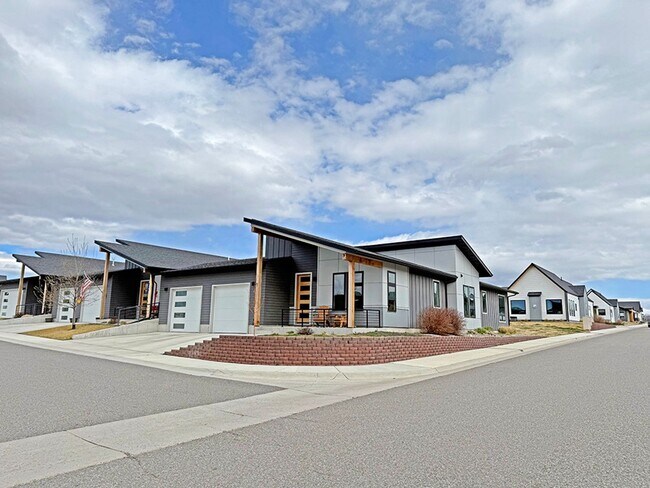 Building Photo - Modern Three Bedroom Townhome with Air Conditioning