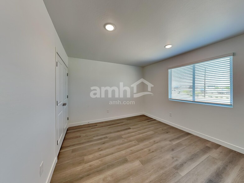Building Photo - 12535 W Flynn Ln