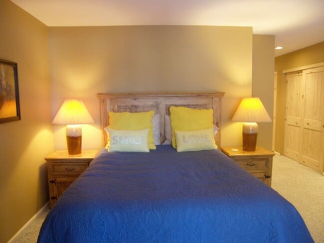 Building Photo - 3 Bedroom with a Summer Pool - Across from...