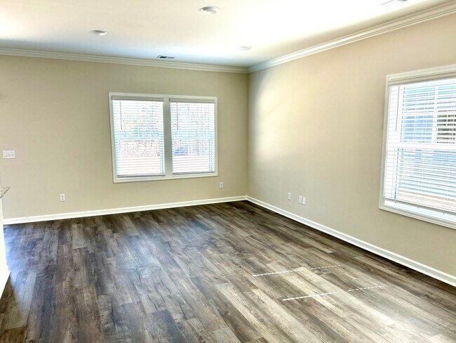 Building Photo - 704 Rill Dr