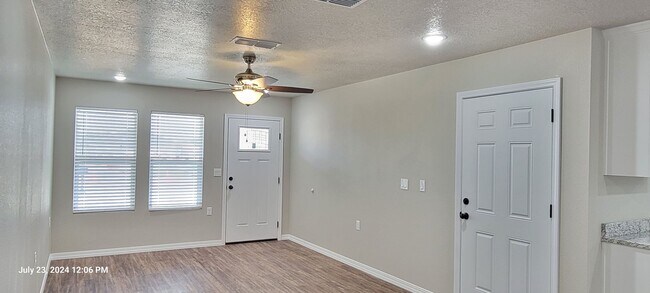 Building Photo - ra2701