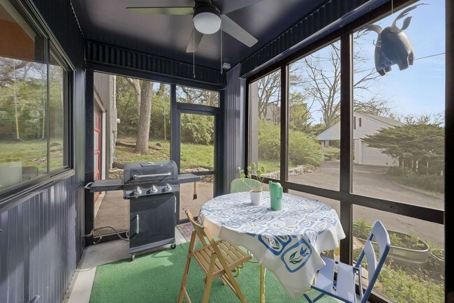 Building Photo - Custom-Built 4 Bed/ 2 Full + 2 Half Bath Modern Home at the base of Love Circle, Fully Furnished,...