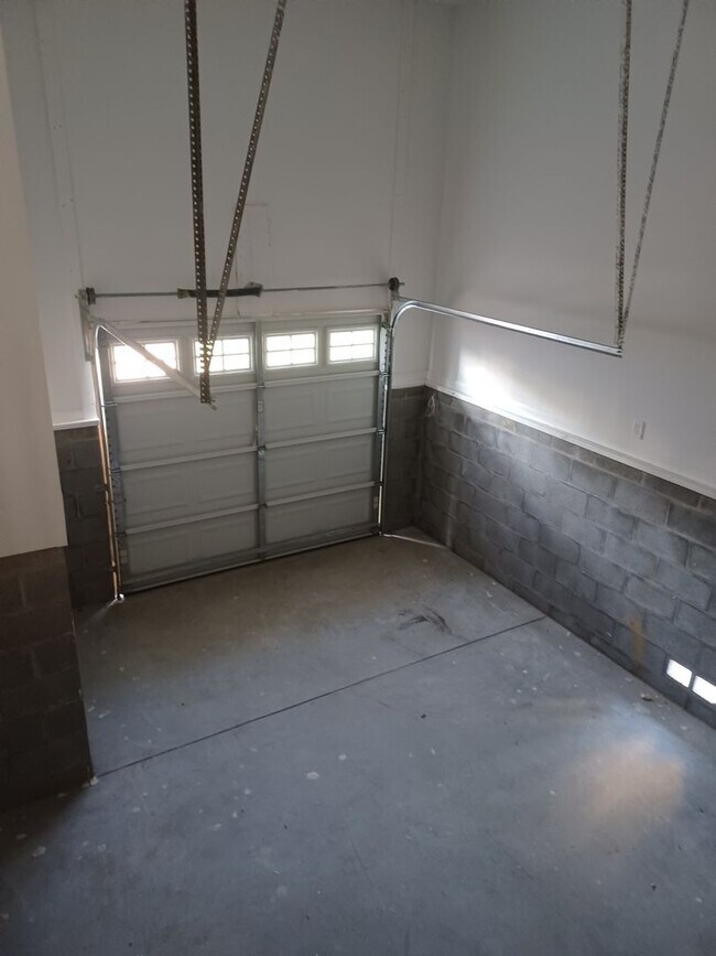 Building Photo - Newly Constructed 5 Bedroom Home in Hampton