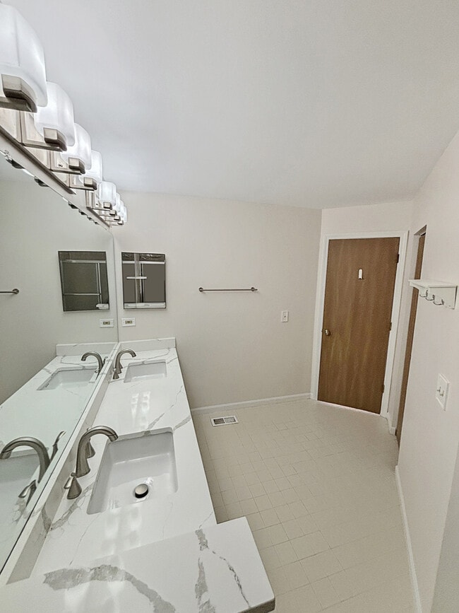 Building Photo - 404 W Hamilton Dr