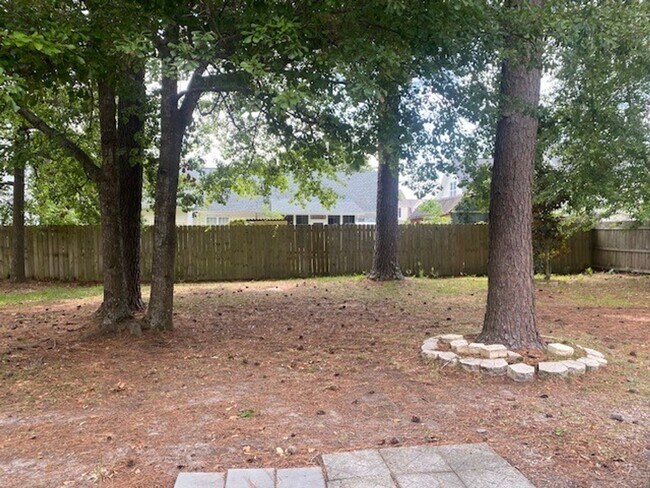 Building Photo - Welcome to this charming 3 bedroom, 2 bath...