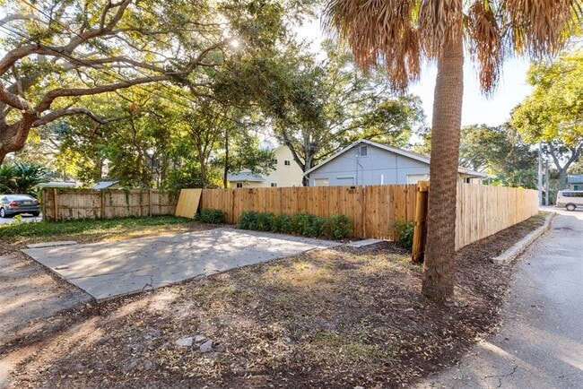 Building Photo - 855 22nd Ave N