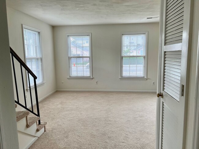 Building Photo - 2BD/1.5BA minutes from the Oceanfront!