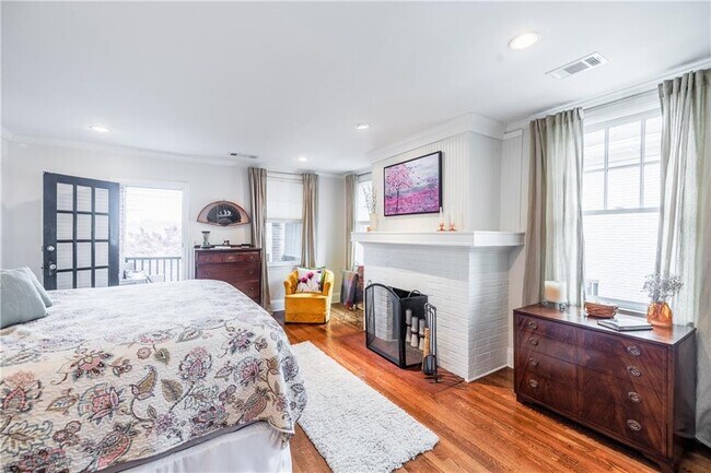 Building Photo - 360 8th St NE