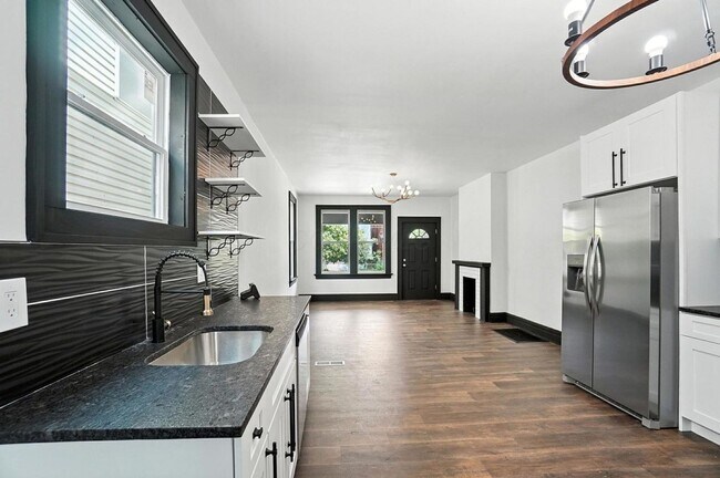 Building Photo - 887-889 E Livingston Ave