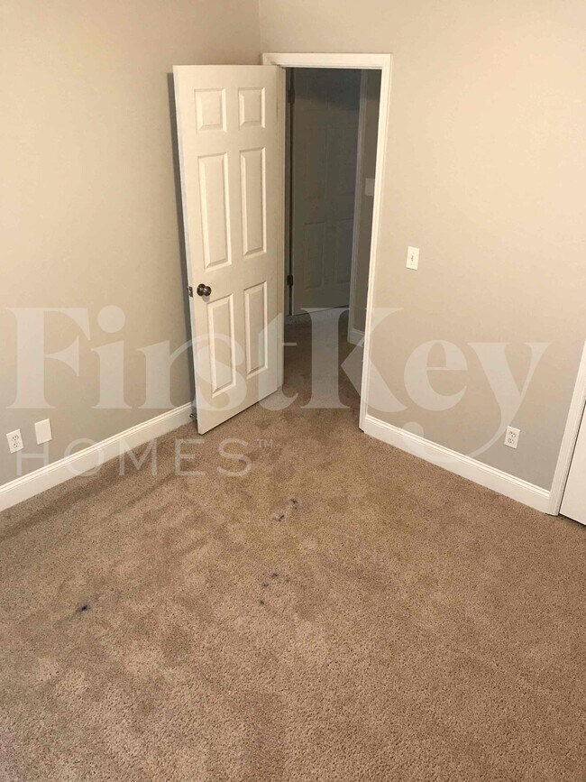 Building Photo - 103 Walnut Way