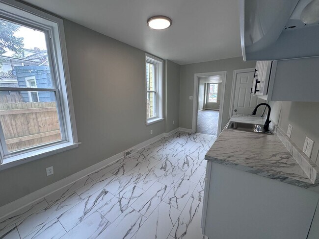 Building Photo - Large 3 bedroom 1 bath house for rent with small yard