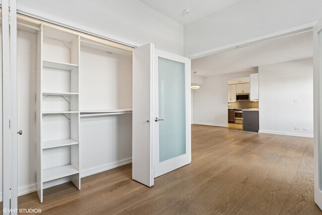 Building Photo - 2100 N Lincoln Park W