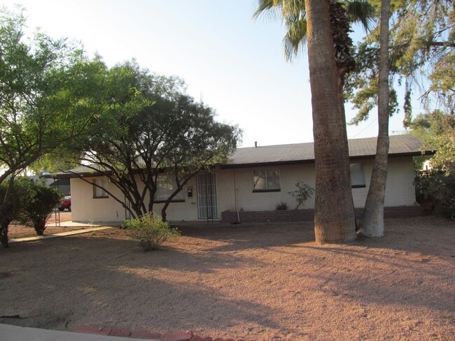 Building Photo - Available June, 2026  ASU   REMODELED -  5BR/2BA HOUSE SWIMMING POOL, BUILT IN FIRE-PIT,  BEAUTIF...