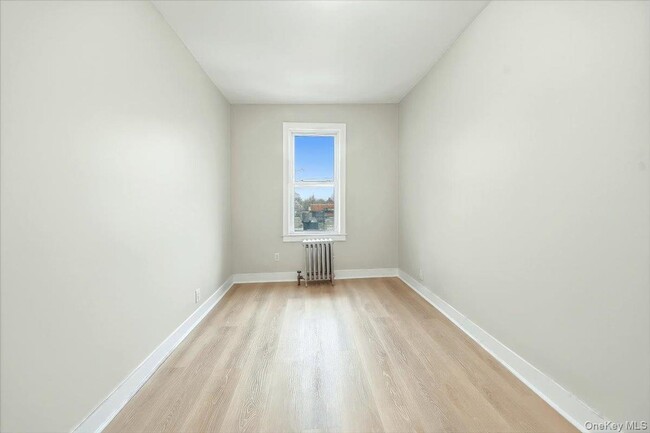 Building Photo - 943 E 232nd St