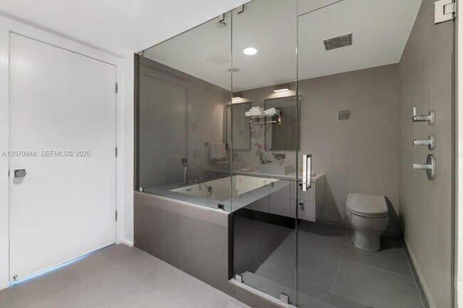 Building Photo - 5875 Collins Ave