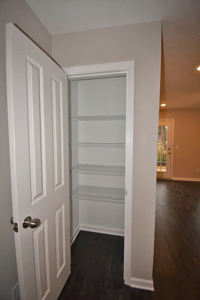 Building Photo - Gorgeous luxury 2BD/2.5BA M'boro townhome w/garage, washer/dryer, across from MTSU!