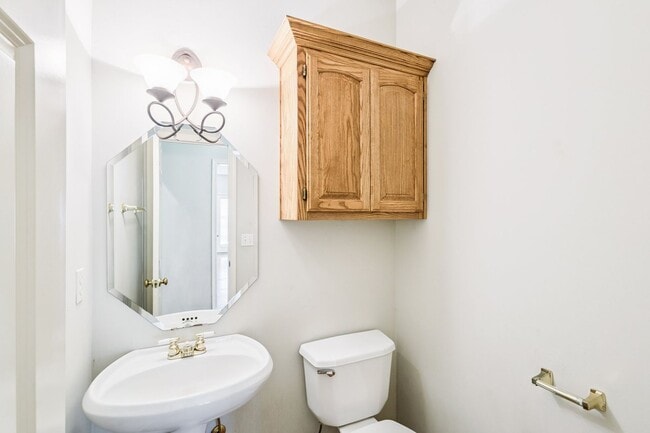Building Photo - Spacious 4 Bedroom + Bonus Room