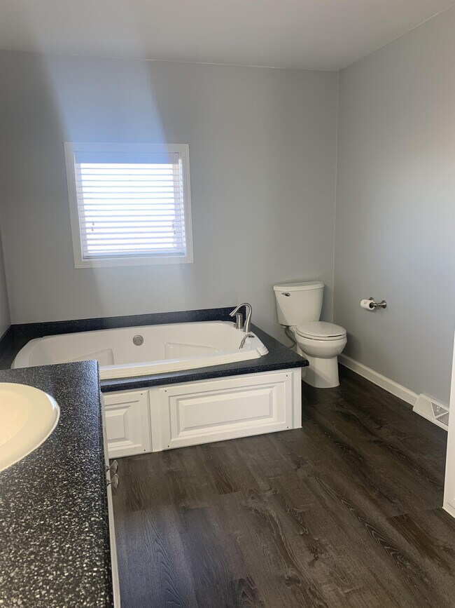 Building Photo - 3838 Sunny Glen Ln