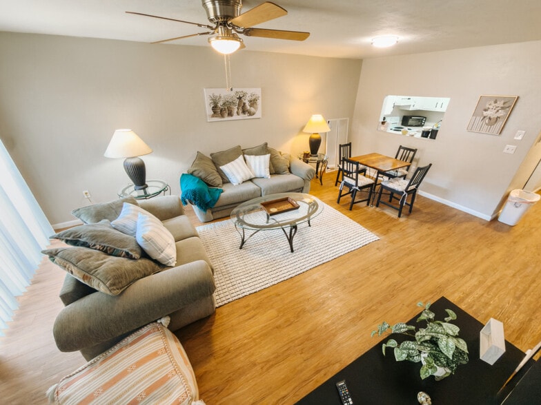 Building Photo - 2300 SW 43rd St