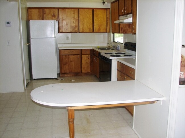 Building Photo - Madison Co. – Comer, GA – QUIET NEIGHBORHOOD – HOME SITS ON BEAUTIFUL CORNER OF CITY!