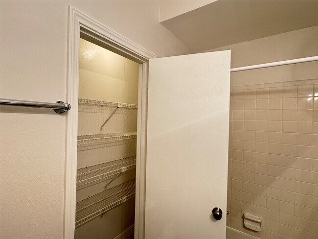 Building Photo - 6500 Harbor Town Dr