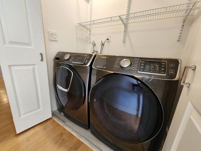 Building Photo - Newly Remodeled Townhouse Available Now!
