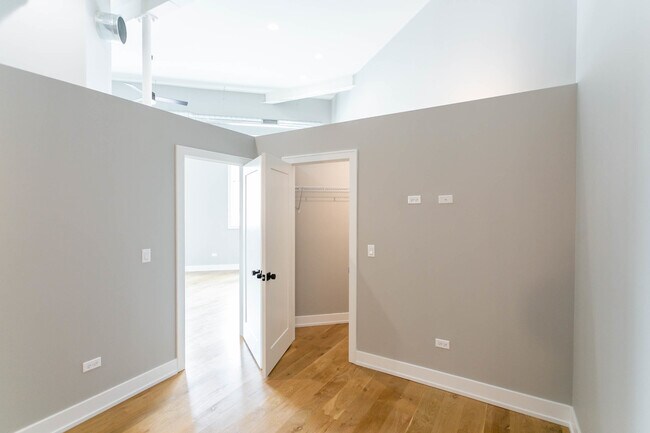 Building Photo - 1470 W Webster Ave