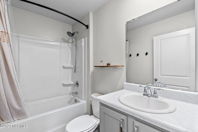 Building Photo - 525 Birdsong Dr