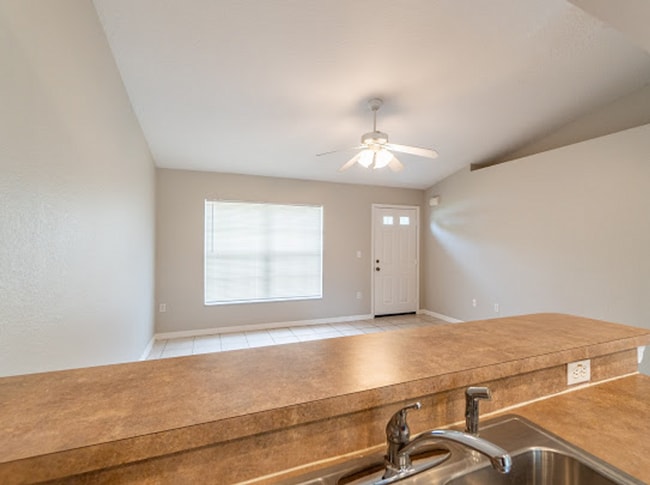 Building Photo - Spacious 3/2 Duplex in St. Cloud Located Close to Lakefront