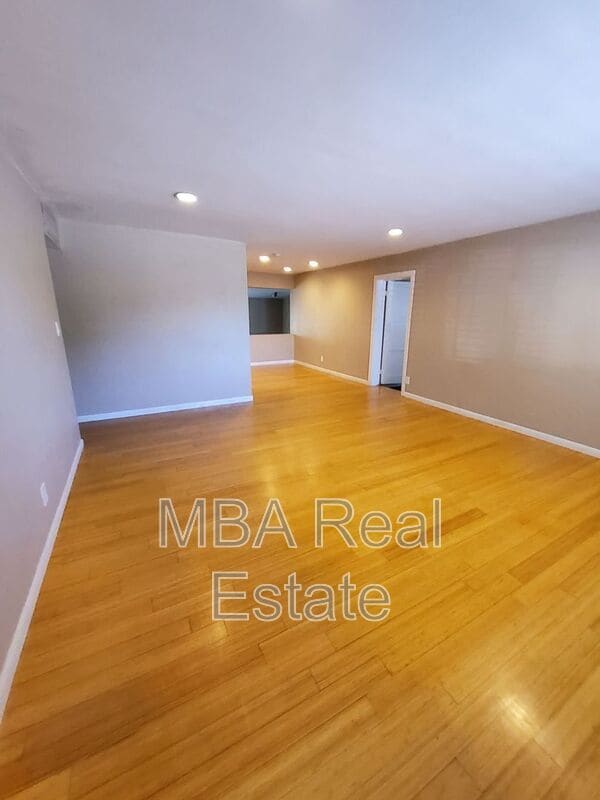 Building Photo - 2225 E Glenrosa Ave