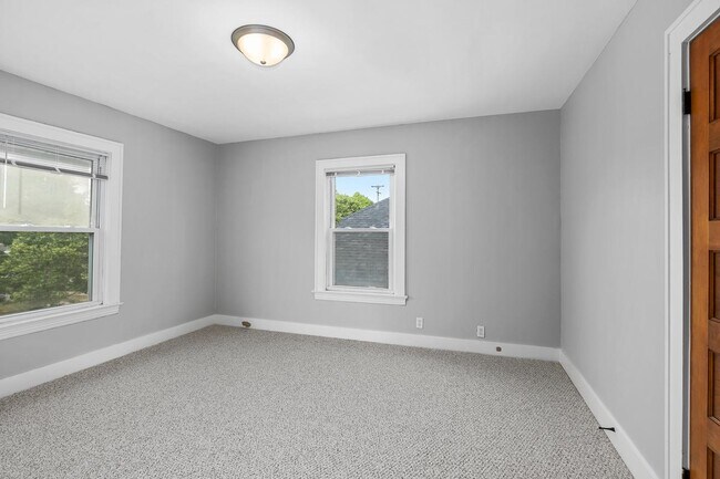 Building Photo - 220 Valley Ave SW