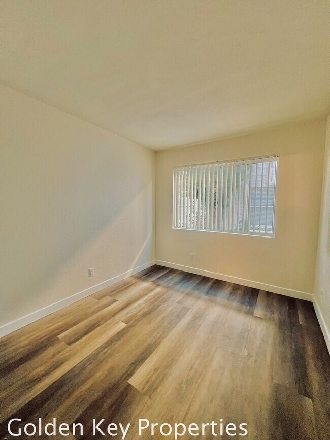 Building Photo - Welcome to this stunning duplex located in beautiful Bonsall!