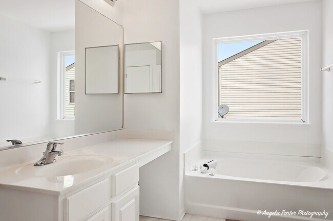 Building Photo - 1901 Kennedy Dr