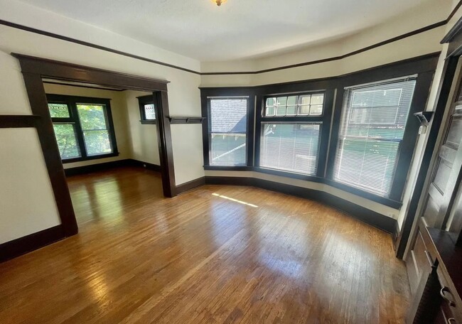 Dining Room - Close-in SE Hawthorne Neighborhood Plex