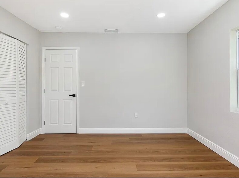 Building Photo - 4335 10th Ave S