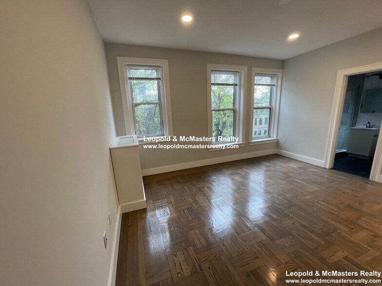 Building Photo - 50 Queensberry St