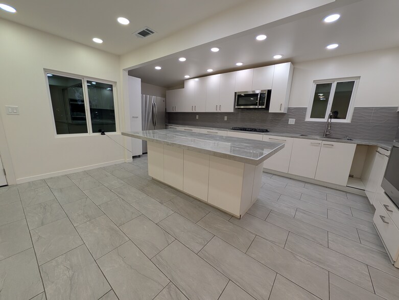 Building Photo - 18700 Collins St