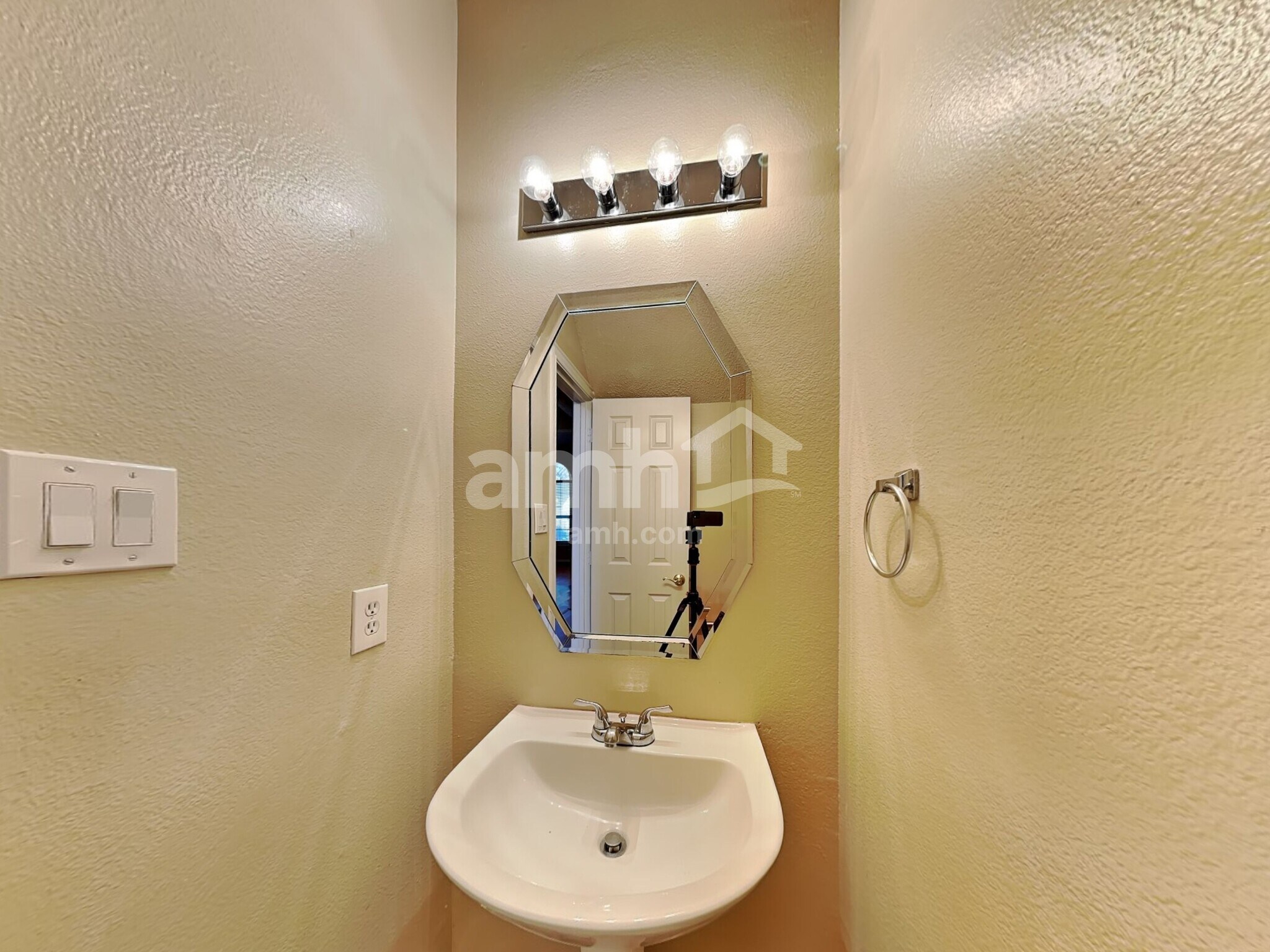 Building Photo - 2306 Valley Creek Dr