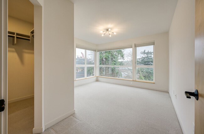 Building Photo - Gorgeous 3Bed/2.5 Bath Townhome in Queen Anne!