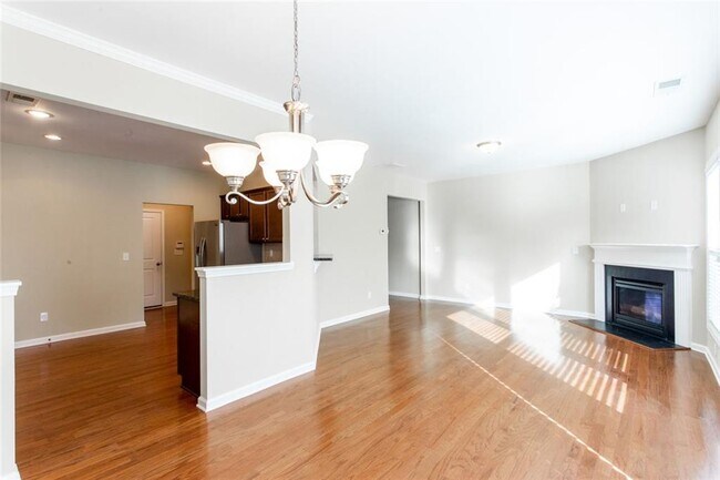 Building Photo - 2105 Greencrest Cir
