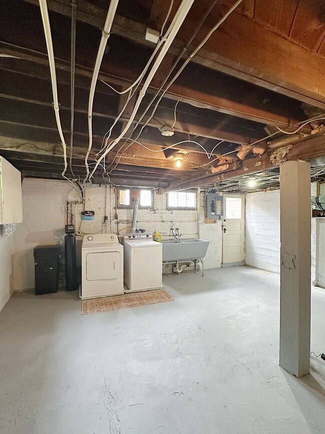 Building Photo - Charming Furnished 3BR/2BA Duplex in Histo...