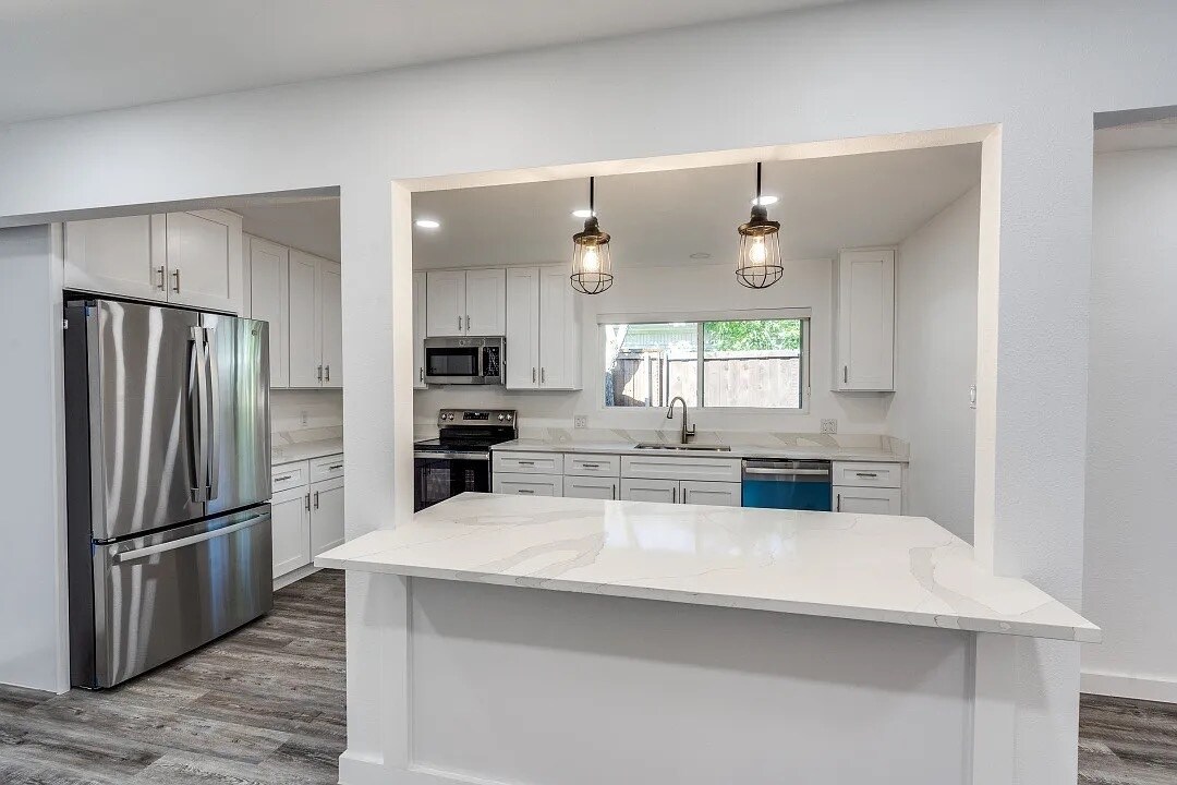 Modern - Spacious Kitchen - 1805 Boulder Dr