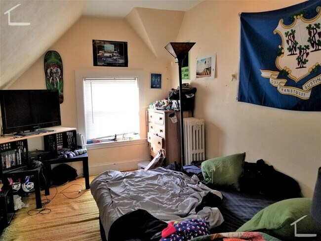 Building Photo - Great Deal! 5-bed, 3-bath Allston Apartment Near the B Line!